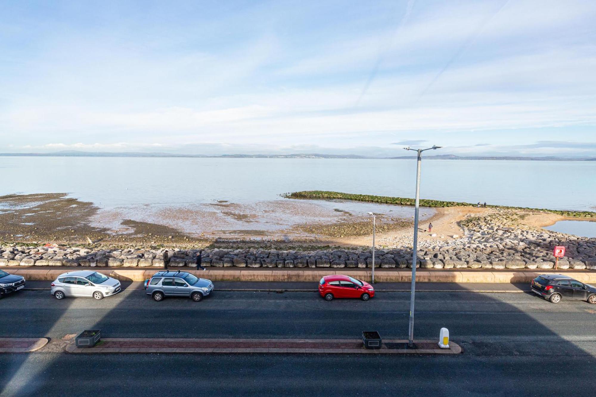 Beachfront Apartment 3 Bedrooms Sleeps 7 - Gateway To The Lake District - Newly Refurbished モアカム エクステリア 写真